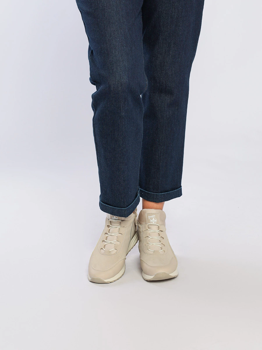 Ботинки светло-бежевого цвета с эластичной шнуровкой